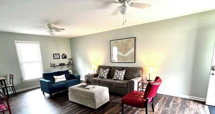 Private Cottage One Block From The Trent River!