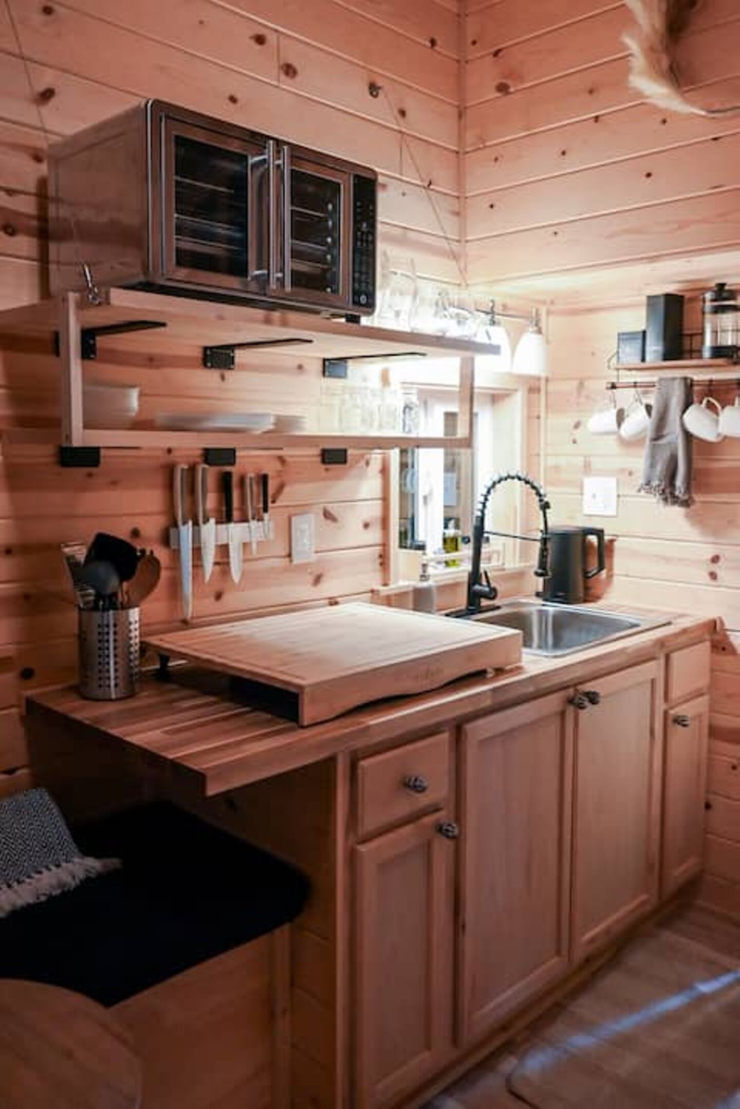 Kühlschrank, Ofen, Herdplatte, Wasserkocher mit Kaffee-/Teezubehör