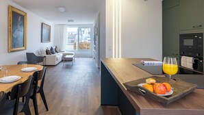 Een moderne keuken met een eethoek, een bank en een groot raam.