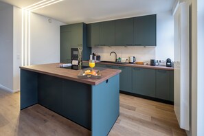 Comfort Apartment, City View | Private kitchen | Electric kettle, toaster