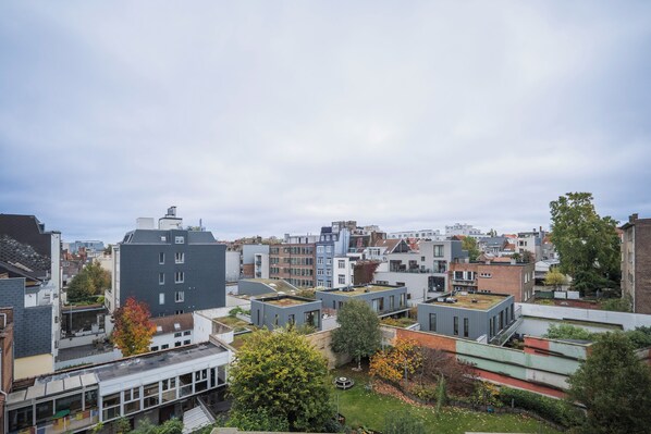 Ett modernt bostadsområde i staden med olika typer av byggnader och en blandning av platta och sluttande tak.