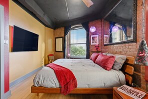 1 bedroom, desk, free WiFi, bed sheets - Panther City Pad (Fort Worth)