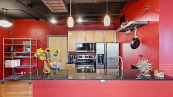 Kjøleskap, mikrobølgeovn, ovn og kokeplater