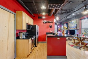 Kjøleskap, mikrobølgeovn, ovn og kokeplater