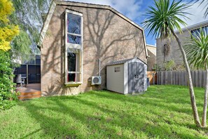 Apartment | Exterior - 2-bed Townhouse Retreat in Sandy Bay With Parking (Hobart)