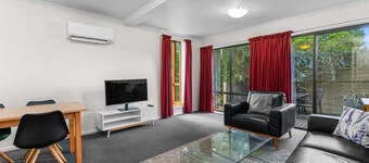 2-bed Townhouse Retreat in Sandy Bay With Parking