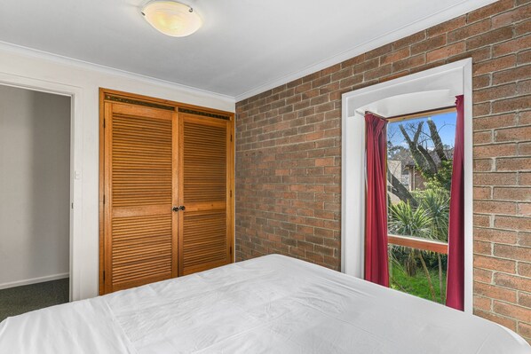 Apartment | 2 bedrooms, iron/ironing board, bed sheets - 2-bed Townhouse Retreat in Sandy Bay With Parking (Hobart)