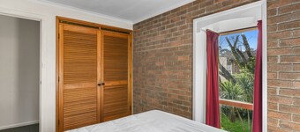 2-bed Townhouse Retreat in Sandy Bay With Parking