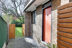 Apartment | Exterior detail - 2-bed Townhouse Retreat in Sandy Bay With Parking (Hobart)