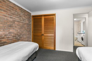 Apartment | 2 bedrooms, iron/ironing board, bed sheets - 2-bed Townhouse Retreat in Sandy Bay With Parking (Hobart)