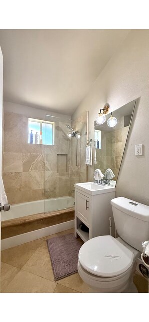 Hair dryer, towels, soap, toilet paper - 3-bedroom house near Disneyland in Anaheim with AC (Anaheim)