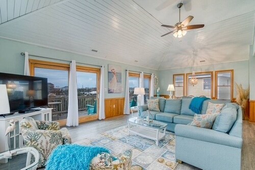 1 Minute Walk To The Beach. Spectacular Ocean Views, Sun Rises, & Sun Sets!