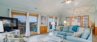 1 Minute Walk To The Beach. Spectacular Ocean Views, Sun Rises, & Sun Sets!