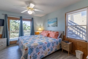 4 bedrooms, desk, iron/ironing board, WiFi (free)