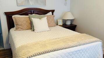 Tabla de planchar con plancha, wifi y ropa de cama