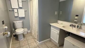 Regadera, secadora de cabello, toallas, jabón