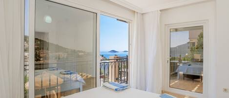 Tabla de planchar con plancha, wifi gratis y ropa de cama