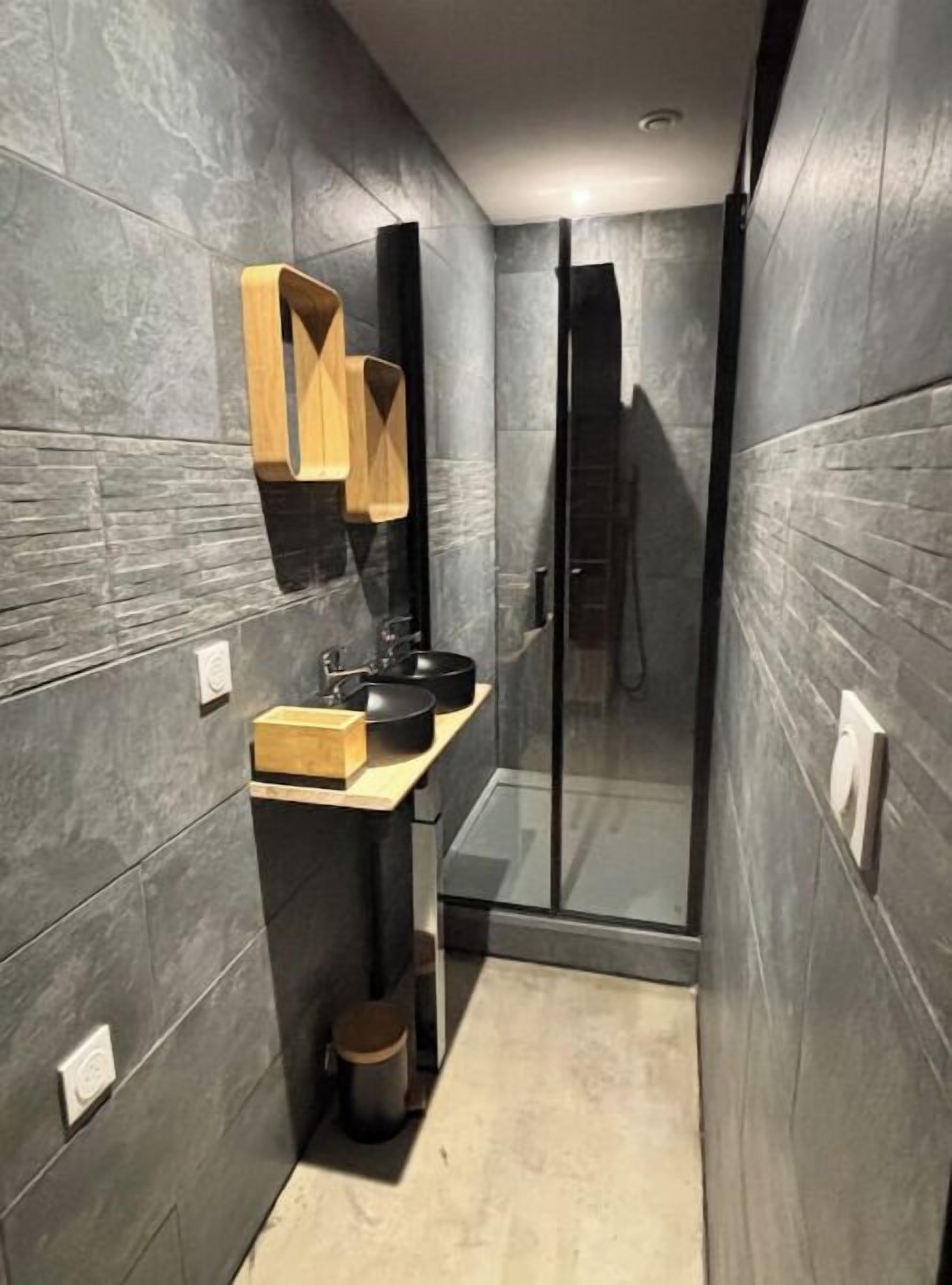 Bruser, hårtørrer, håndklæder, Sæbe