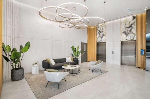 Elegant 2-bed With Superb Views & Amenities