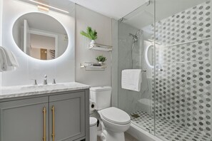 Dusche, Haartrockner, Handtücher