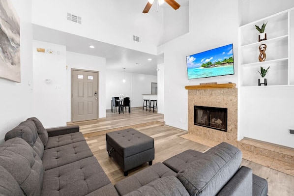 Smart-TV, peis og bøker