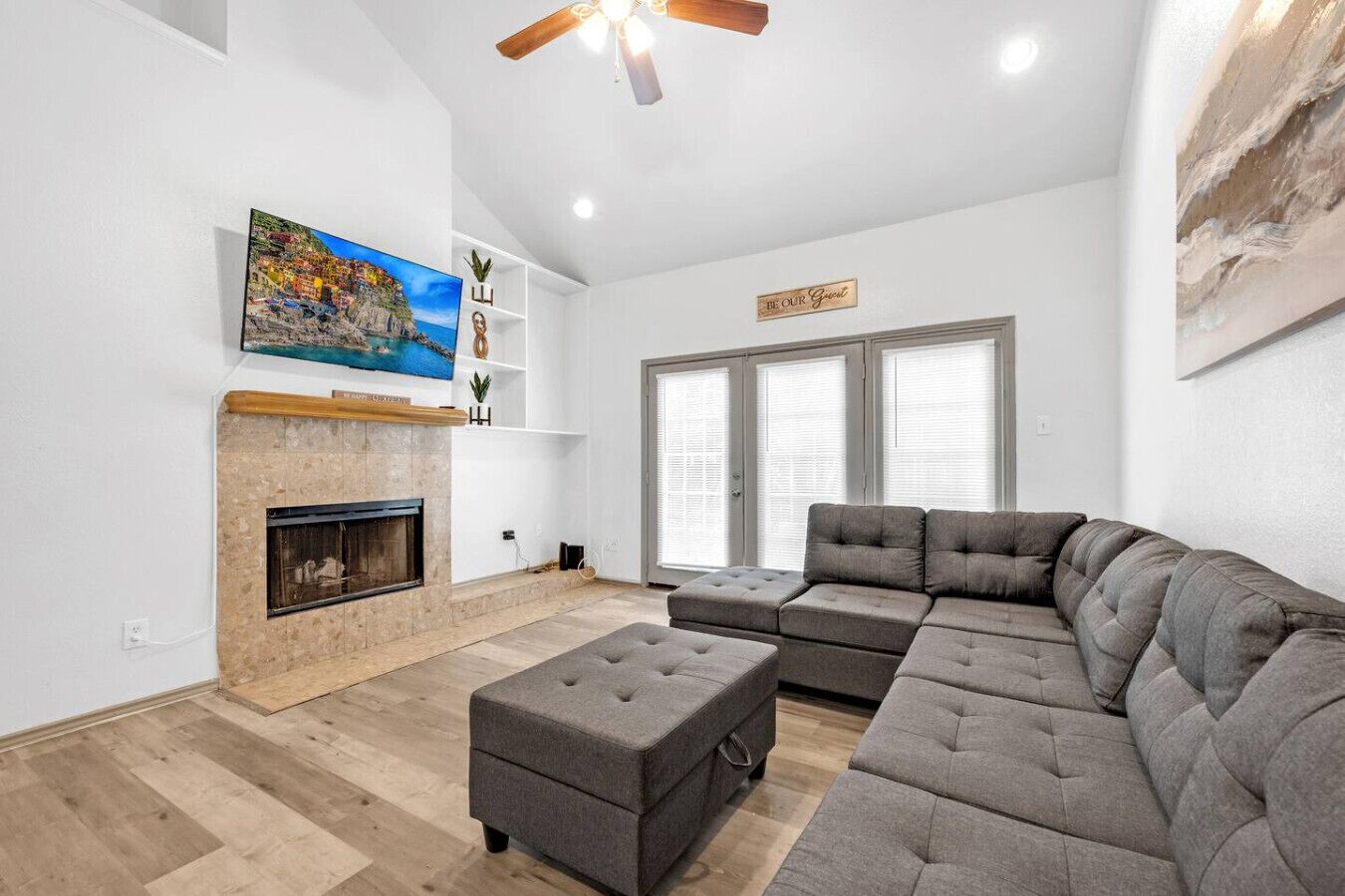 TV connectée, cheminée, livres