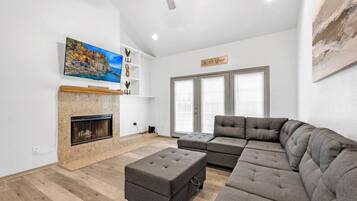 Smart-TV, Kamin, Bücher