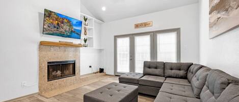 TV connectée, cheminée, livres