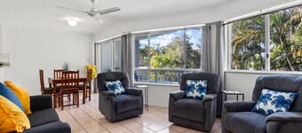 Spacious Esplanade Apartment With Rooftop Access