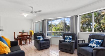 Spacious Esplanade Apartment With Rooftop Access