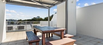 Spacious Esplanade Apartment With Rooftop Access