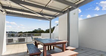 Spacious Esplanade Apartment With Rooftop Access