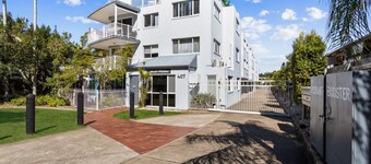 Spacious Esplanade Apartment With Rooftop Access
