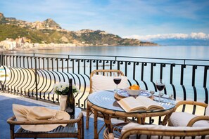 Outdoor dining - Sea Escape - Apartment by the Sea (Giardini Naxos)