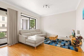 Apartment | Living room - Lovely 2-bed With Balcony (Sydney)