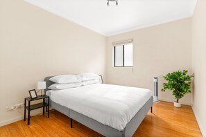 Apartment | 2 bedrooms, iron/ironing board, bed sheets - Lovely 2-bed With Balcony (Sydney)
