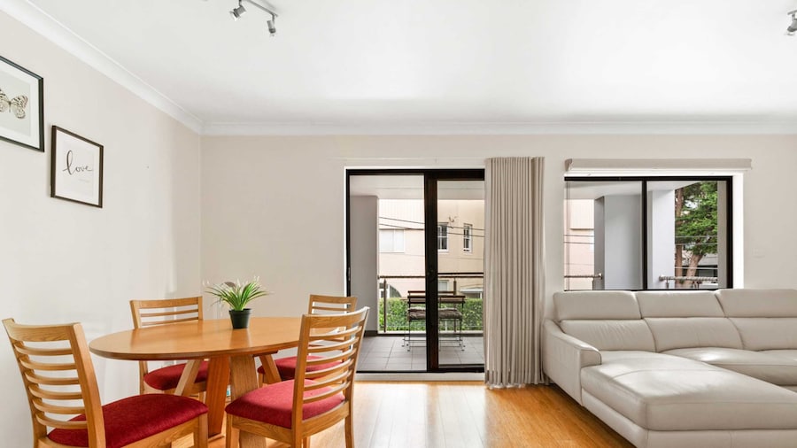 Lovely 2-bed With Balcony