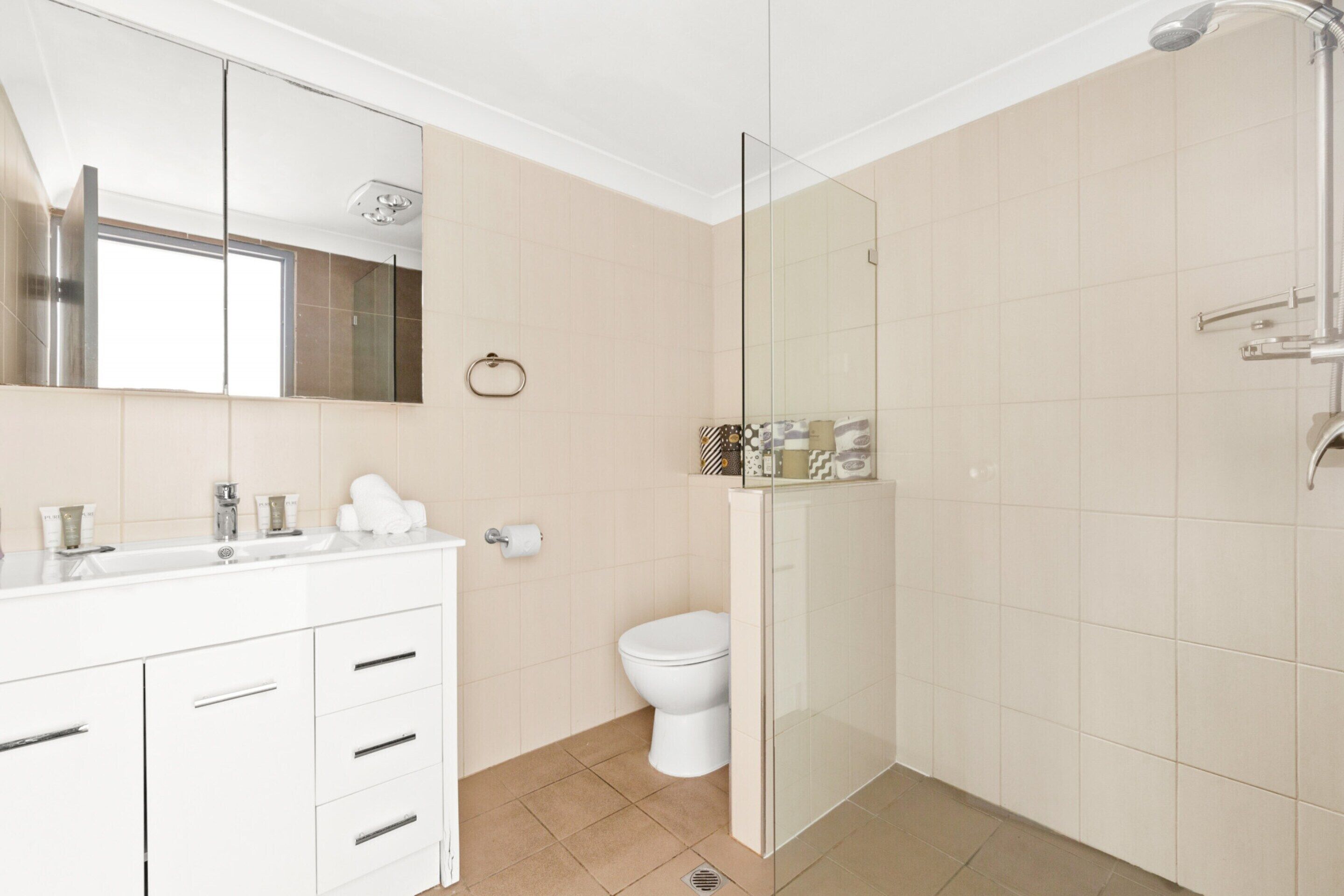 Apartment | Bathroom | Hair dryer, towels, soap, shampoo