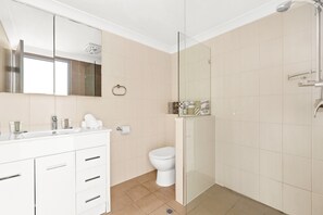 Apartment | Bathroom | Hair dryer, towels, soap, shampoo - Lovely 2-bed With Balcony (Sydney)