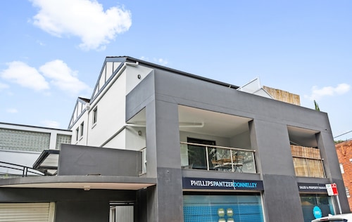 Lovely 2-bed With Balcony