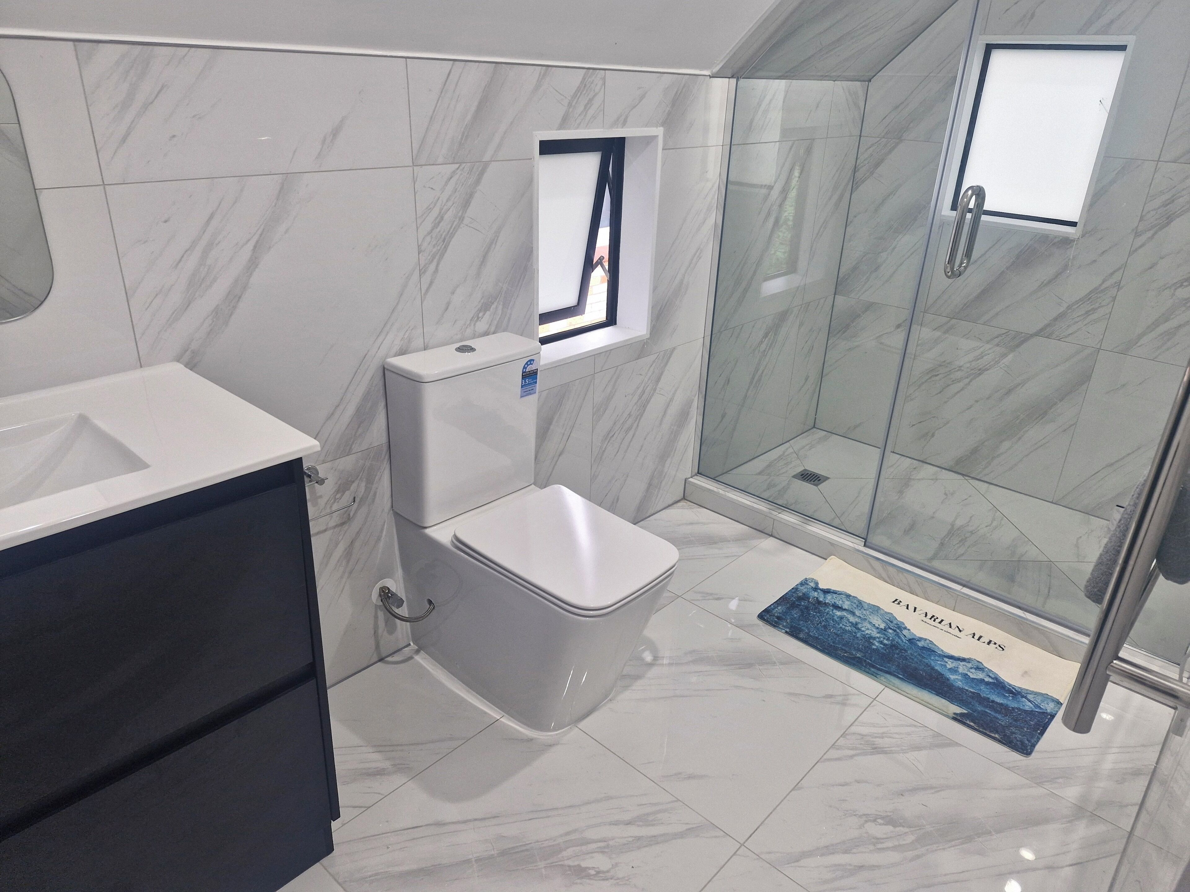 Dusj, håndklær og toalettpapir