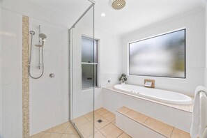 Apartment | Bathroom - Spacious 3-bed Home With Patio Near Beach (Sunshine Coast)