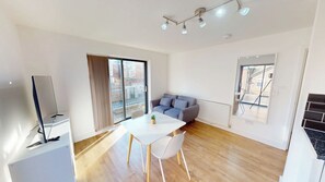 Interior - Modern 2BR Apt near NTU & City Centre-Free Parking (Nottingham)