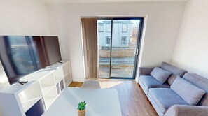 TV - Modern 2BR Apt near NTU & City Centre-Free Parking (Nottingham)