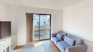 TV - Modern 2BR Apt near NTU & City Centre-Free Parking (Nottingham)