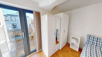 Iron/ironing board, WiFi, bed sheets