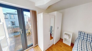2 habitaciones, tabla de planchar con plancha, wifi y ropa de cama 