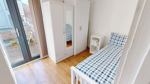 Iron/ironing board, WiFi, bed sheets - Modern 2BR Apt near NTU & City Centre-Free Parking (Nottingham)