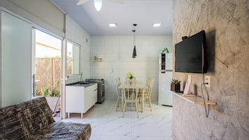 Comfort-hus | Privat køkken | Køleskab/fryser i fuld størrelse, mikrobølgeovn, ovn, kogeplade