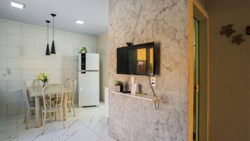 Nhà tiện nghi đơn giản | Bếp riêng | Tủ lạnh, lò vi sóng, lò nướng, bếp nấu